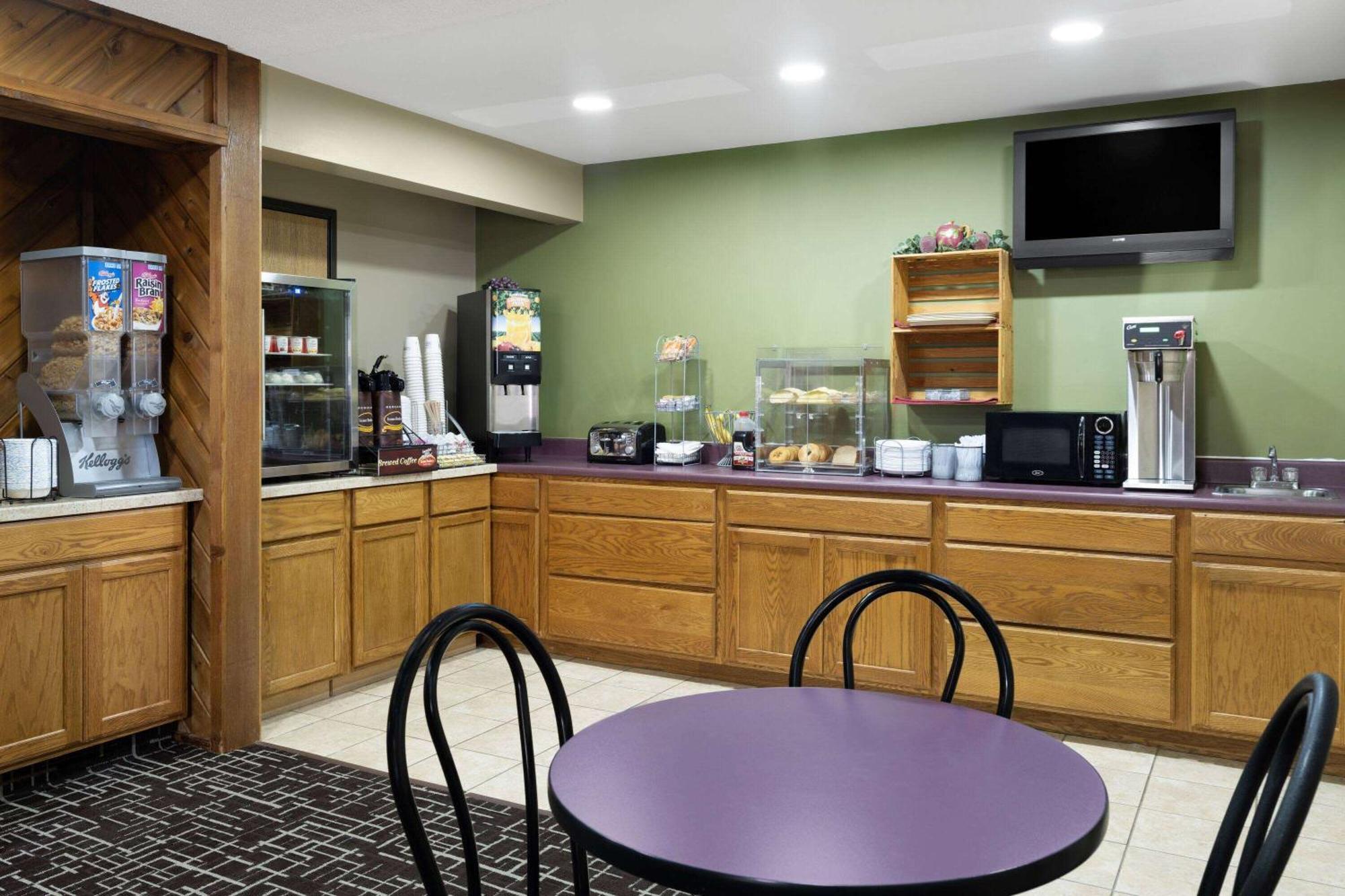 Super 8 By Wyndham Dyersville Exterior foto